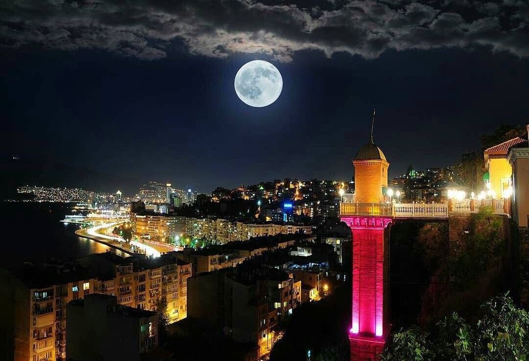 İzmir Tarihi Asansör Binası