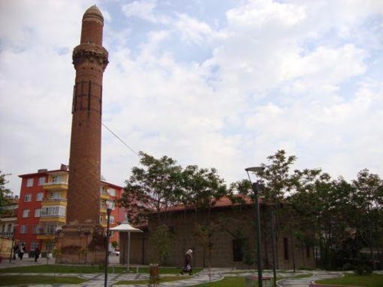 Eğri Minare (Kızıl Minare)